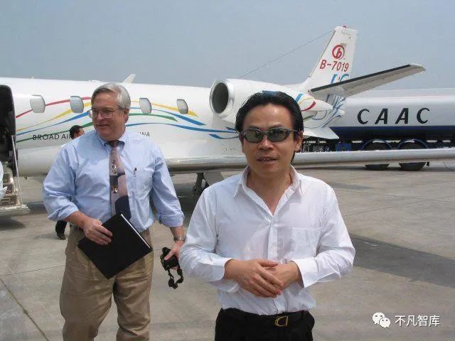 [飞机怎么找一手老板]如何寻找飞机上的乘客