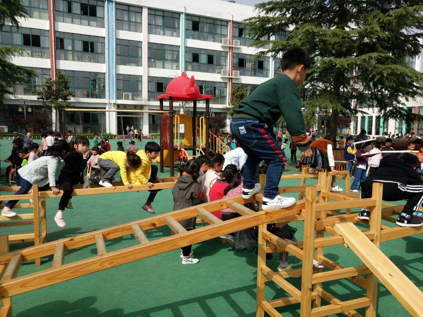 安吉梯子主题活动-安吉游戏梯子玩法小班教案