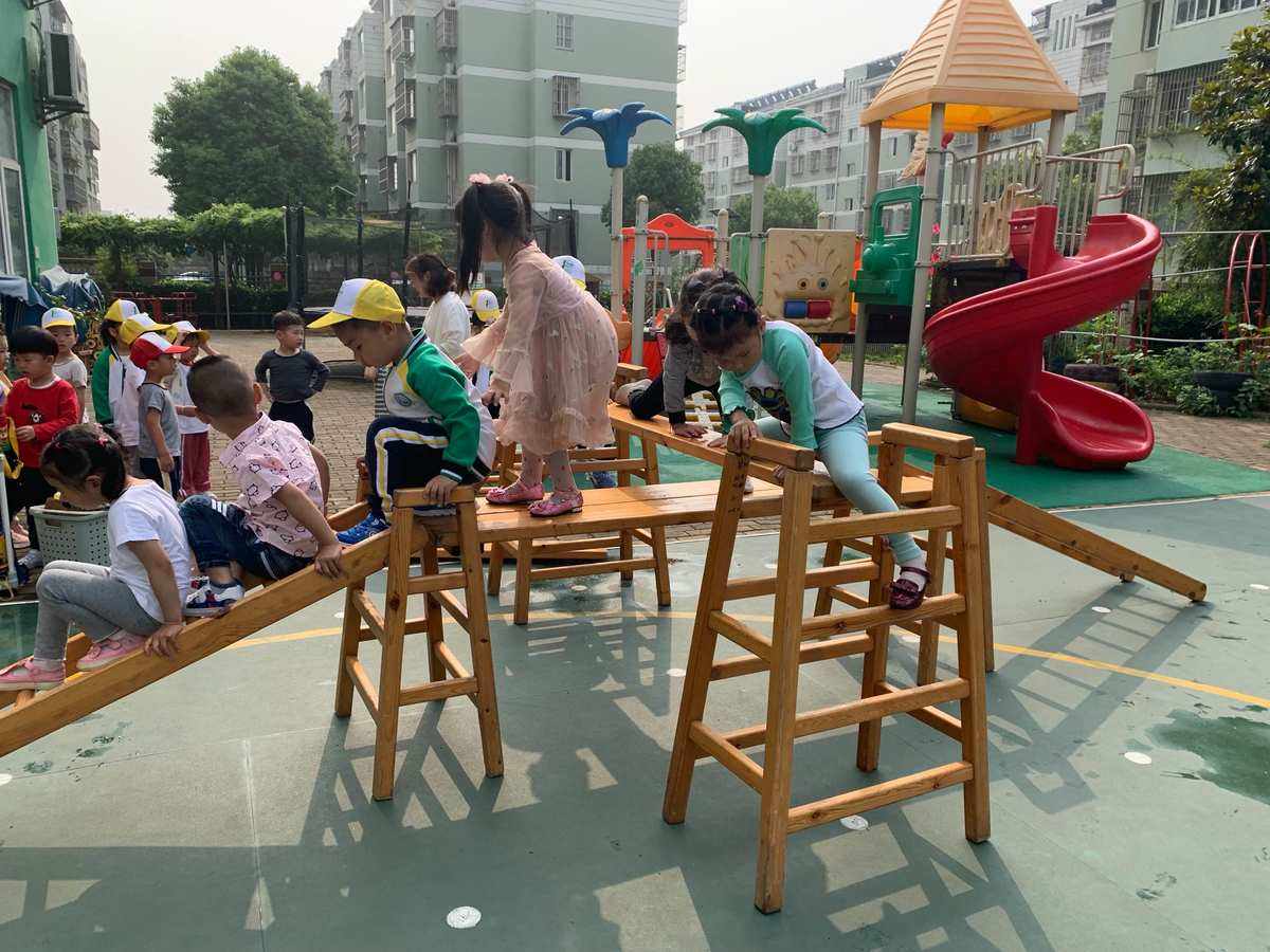 安吉梯子主题活动-安吉游戏梯子玩法小班教案